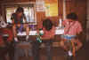Clan confeccionando globos para los nios. Empresa Elicura 00